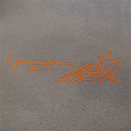 Фото логотипа из оранжевой пленки на материале