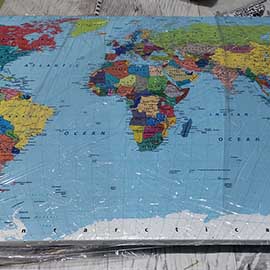 Пробковая доска изображением карты мира