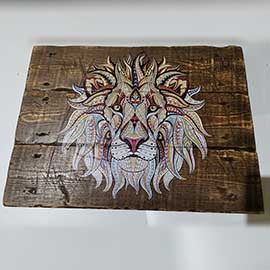 Лев на деревяном состареном щите