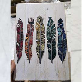 Красивые рисованые перья печать на деревянной основе