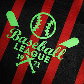 Фото салатовой наклейки на футболке бейсболиста