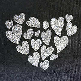 Фото наклейки на ткань в виде сердца состоящего из сердечек