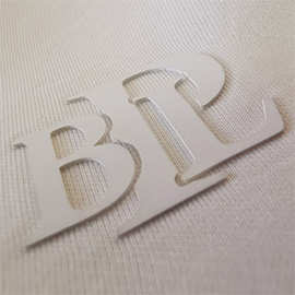 Фото выпуклого логотипа на ткани