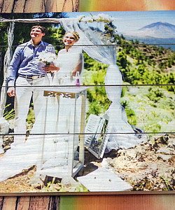 Свадебное фото на деревянном щите