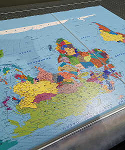 Политическая карта мира напечатанная на пробке
